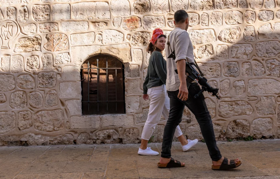 Εικόνες ζευγαριών που οπλοφορούν ενώ κάνουν περίπατο είναι συνηθισμένες πλέον στο Ισραήλ