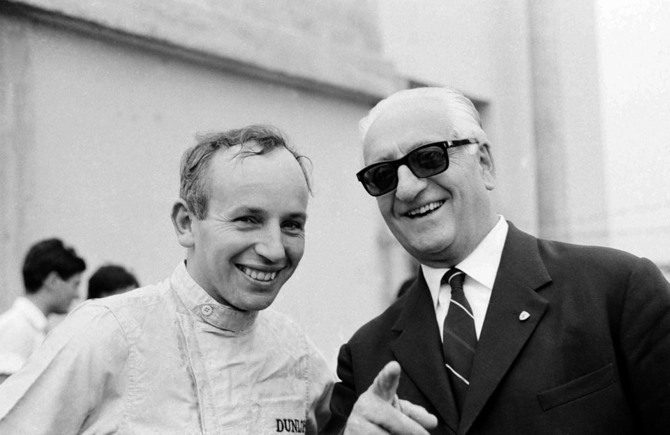 Ο Βρετανός οδηγός John Surtees, αριστερά, και ο Ιταλός κατασκευαστής αγωνιστικών αυτοκινήτων Enzo Ferrari