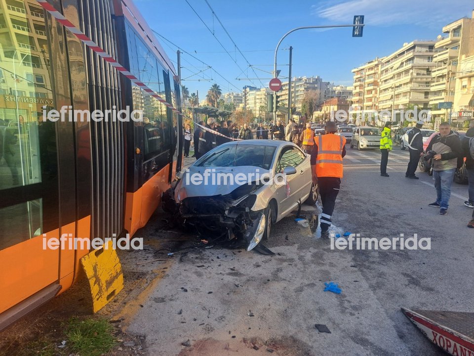 Αυτοκίνητο παρέσυρε πεζούς στο Π.Φάληρο και μετά συγκρούστηκε με το τραμ -Μία νεκρή, ένας βαριά τραυματίας