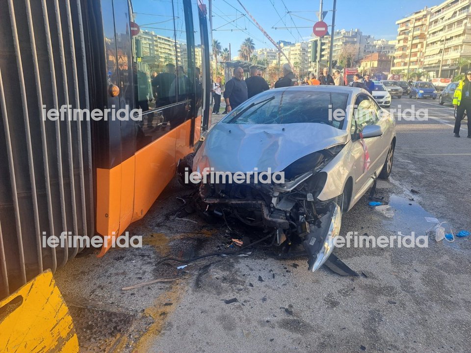 Αυτοκίνητο παρέσυρε πεζούς στο Π.Φάληρο και μετά συγκρούστηκε με το τραμ -Μία νεκρή, ένας βαριά τραυματίας