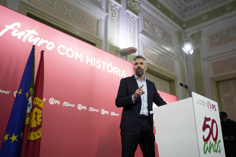 Ο νέος επικεφαλής των Πορτογάλων Σοσιαλιστών, Νούνο Σάντος, θα κονταροχτυπηθεί με τον αρχηγό των κεντροδεξιών Σοσιαλδημοκρατών, Λουίς Μοντενέγκρο στην εκλογική αναμέτρηση της 10ης Μαρτίου