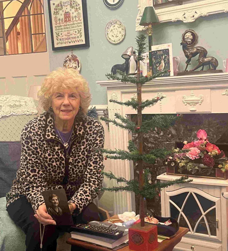 Η Shirley Hall στο σπίτι της στο Leicestershire της Αγγλίας, η οποία κληρονόμησε το δέντρο από τη μητέρα της σε ηλικία 84 ετών.
