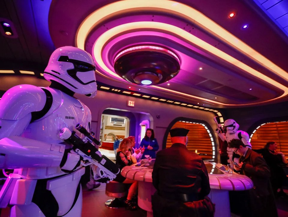 Ένας stormtrooper περπατά μέσα στο πλήθος στο Star Wars: Galactic Cruiser.