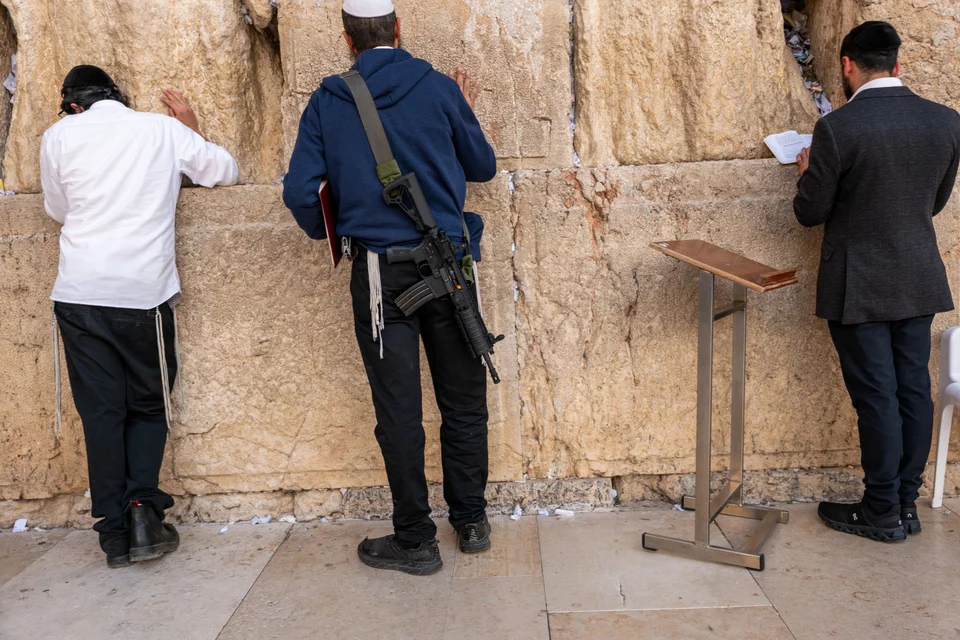 Εβραίοι προσεύχονται με το όπλο περασμένο στον ώμο στο Τείχος των Δακρύων στην Ιερουσαλήμ 