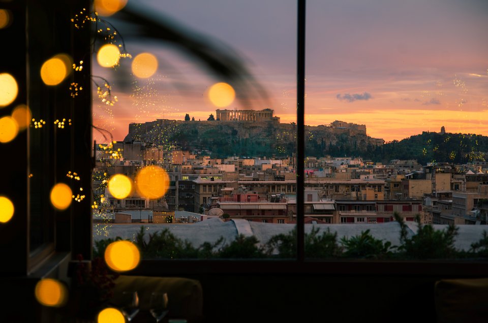 Η θέα στην Ακρόπολη από το ολοκαίνουριο εστιατόριο 10: Urban Roof στον 10ο όροφο του Radisson Blu Park στη Λεωφόρο Αλεξάνδρας / Φωτογραφία: Yiorgos Kaplanidis Studio