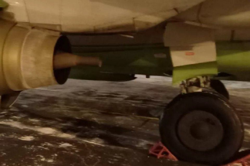 Ο ένας από τους δύο κινητήρες του αεροσκάφους που τυλίχθηκαν στις φλόγες