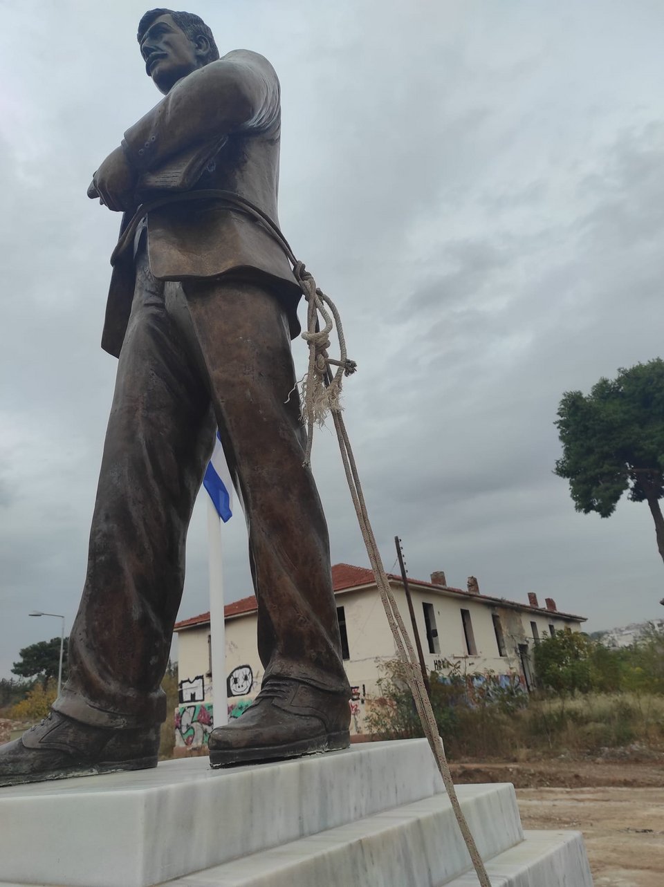 Αγνωστοι επιχείρησαν να κλέψουν το μπρούτζινο άγαλμα του Νίκου Καπετανίδη από το Μητροπολιτικό Πάρκο Παύλου Μελά στη Θεσσαλονίκη / Φωτογραφία: typosthes.gr