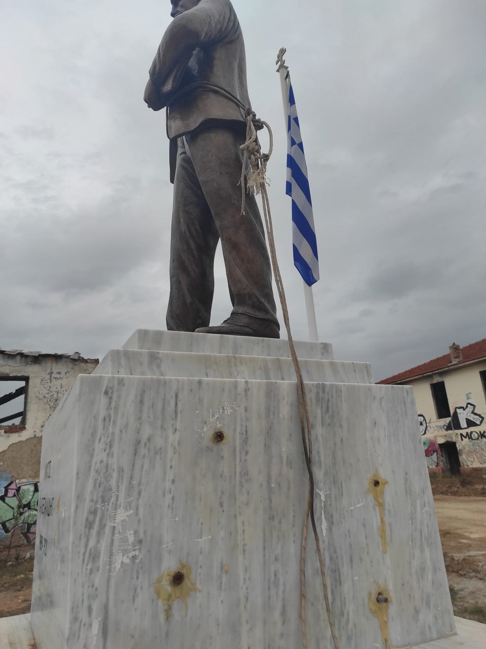 Αγνωστοι επιχείρησαν να κλέψουν το μπρούτζινο άγαλμα του Νίκου Καπετανίδη από το Μητροπολιτικό Πάρκο Παύλου Μελά στη Θεσσαλονίκη / Φωτογραφία: typosthes.gr