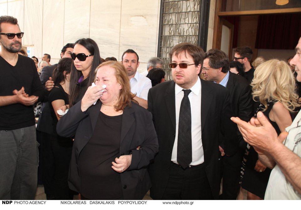Η Αγγελική Μπαρούτσου με τον γιο της Βασίλη στην κηδεία του Κώστα Καρρά