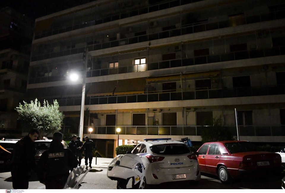 Άνδρες της ΕΛ.ΑΣ κάνουν έρευνες στο σημείο όπου πυροβολήθηκε ο 60χρονος / Φωτογραφία: Intimenews/ΠΑΝΑΓΙΩΤΟΠΟΥΛΟΣ ΝΙΚΟΣ