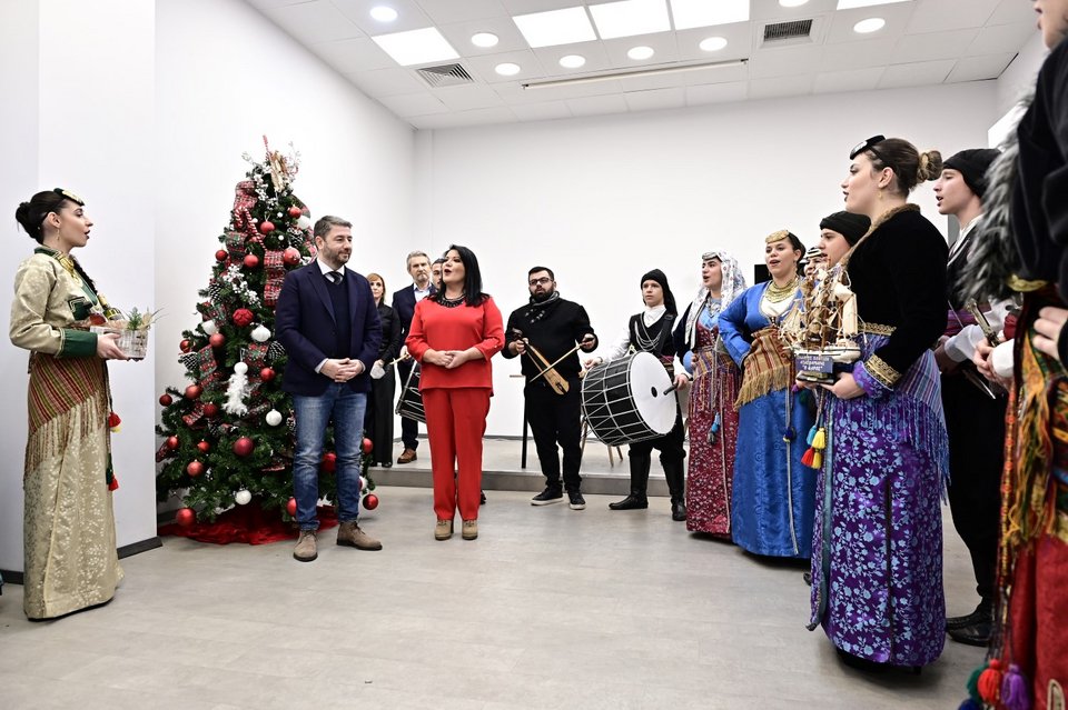 Ο πρόεδρος του ΠΑΣΟΚ άκουσε παραδοσιακά κάλαντα στην Χ. Τρικούπη από τον Σύλλογο Ποντίων Αγίας Βαρβάρας «Ο Φάρος».