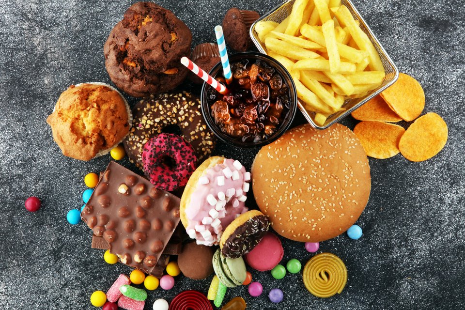 Όσο πιο πολλά σνακ και fast food τρώτε, τόσο περισσότερο πεινάτε