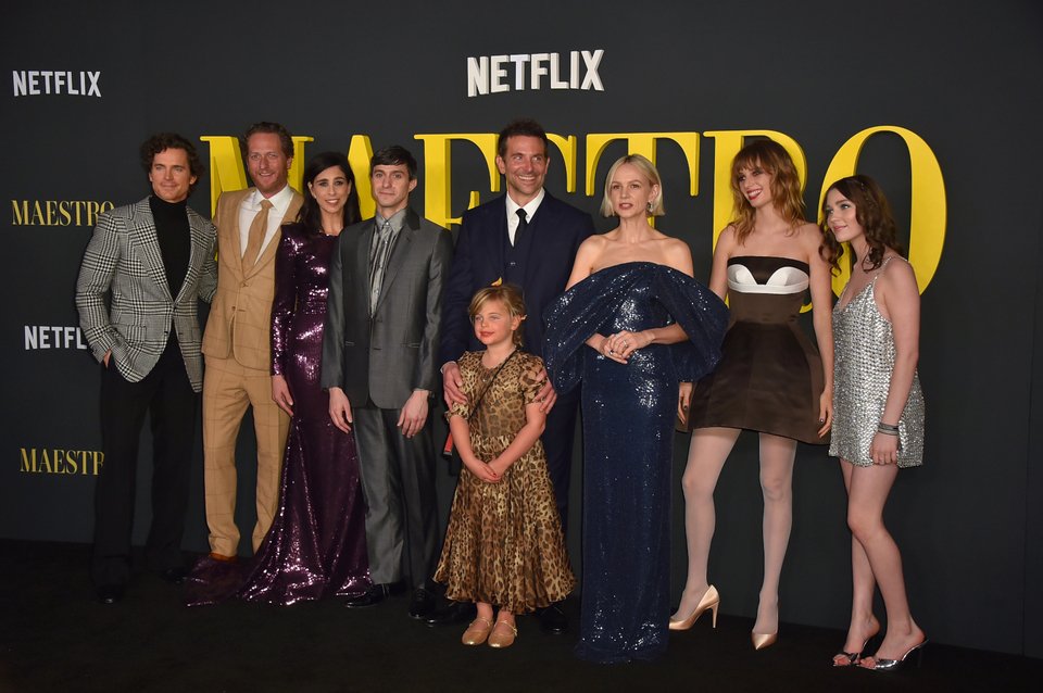 Ο Μπράντλεϊ Κούπερ με τους συμπρωταγωνιστές του στην ταινία Maestro 