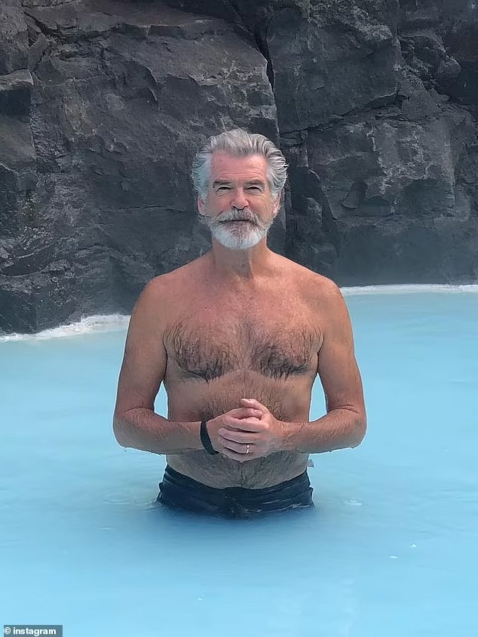 Ο Πιρς Μπρόσναν στις θερμές πηγές