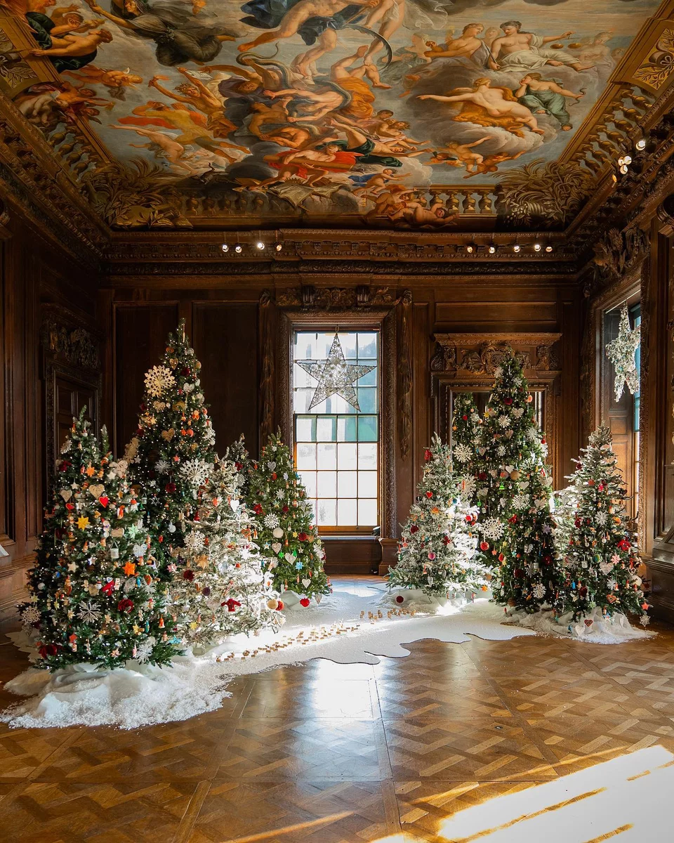 Κάθε ένα από τα 25 επισκέψιμα δωμάτια του Chatsworth House έχει το δικό του χριστουγεννιάτικο στολισμό / Φωτογραφία: chatsworthofficial/Instagram