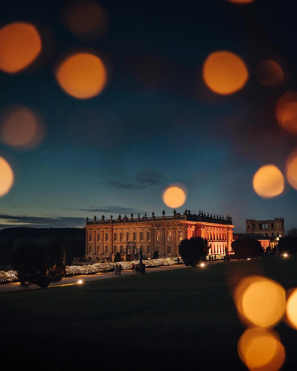 Το Chatsworth House φωτισμένο τη νύχτα είναι μια αληθινή μυσταγωγία / Φωτογραφία: chatsworthofficial/Instagram