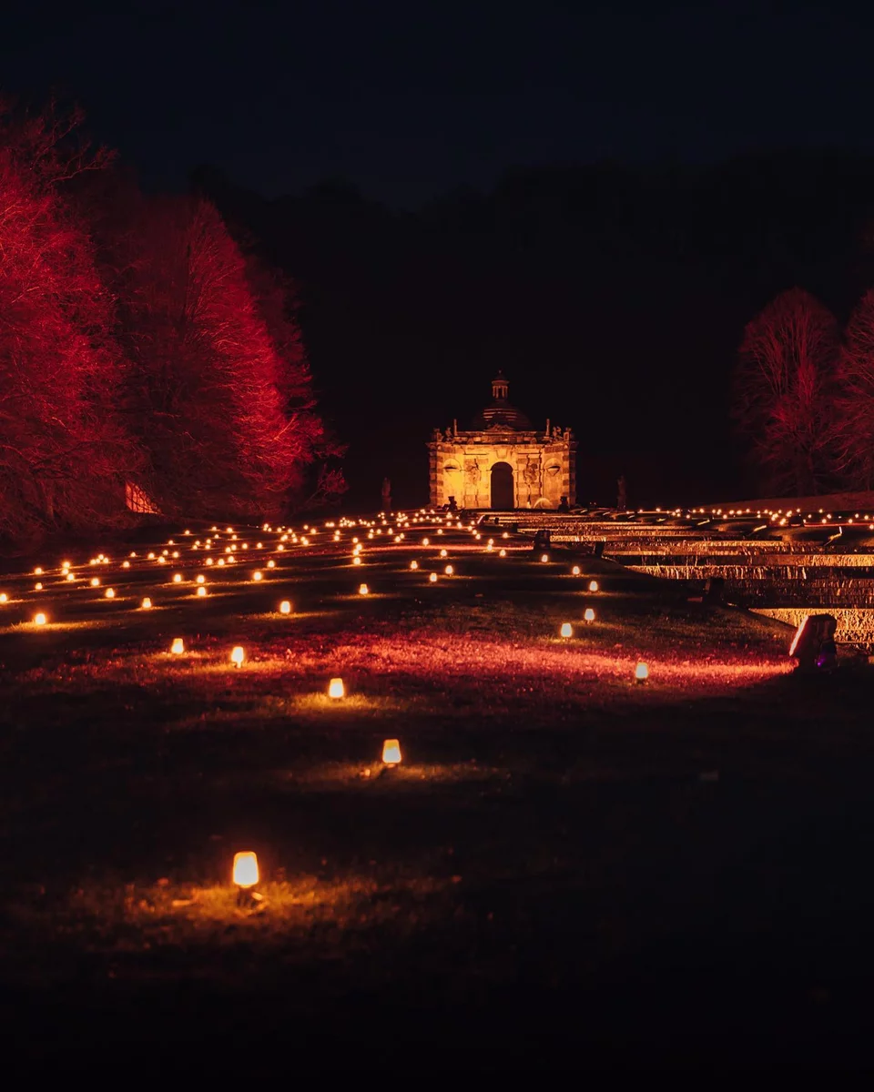 Ένα από τα φωτεινά μονοπάτια του Chatsworth House / Φωτογραφία: chatsworthofficial/Instagram