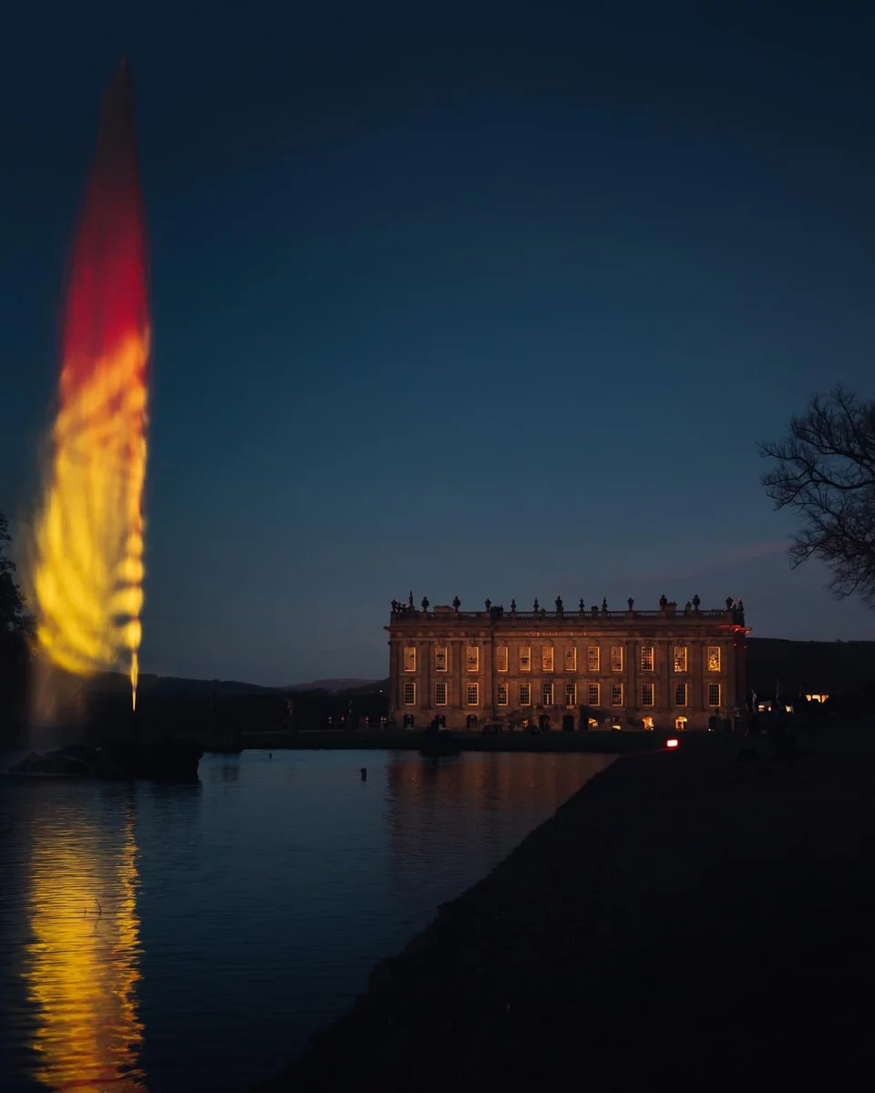 Η λίμνη και στο βάθος το φωτισμένο Chatsworth House / Φωτογραφία: chatsworthofficial/Instagram