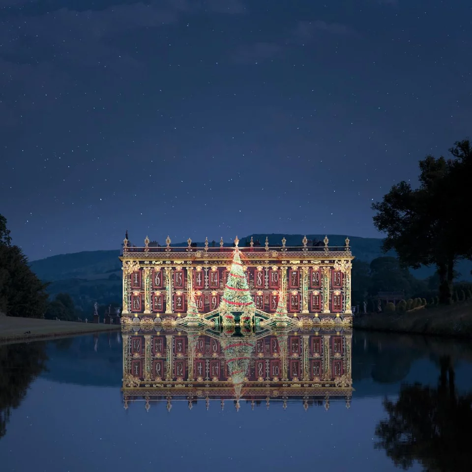 Το Palace of Advent: Με τη βοήθεια της τεχνολογίας η πρόσοψη του Chatsworth House μεταμορφώνεται σε χριστουγεννιάτικο ημερολόγιο  / Φωτογραφία: chatsworthofficial/Instagram