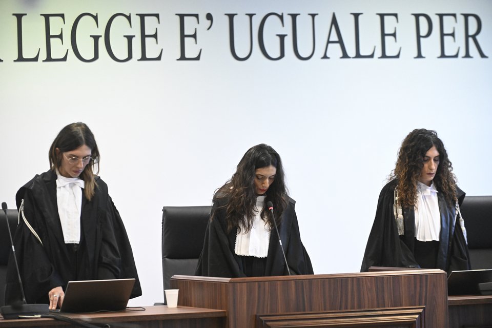 Η πρόεδρος του δικαστηρίου διαβάζει τις ετυμηγορίες της δίκης εκατοντάδων ατόμων που κατηγορούνται για συμμετοχή στο συνδικάτο οργανωμένου εγκλήματος 'ndrangheta της Ιταλίας