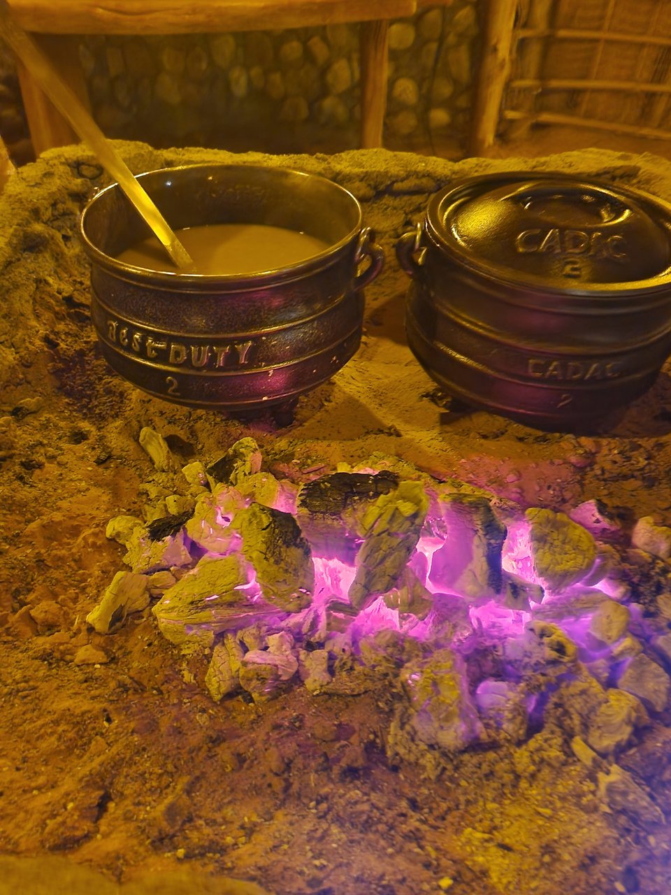 Το φαγητό ψήνεται στην άμμο στις σκηνές των βεδουίνων