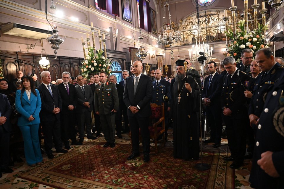 Το πρωί, τελέστηκε με κάθε επισημότητα αρχιερατική λειτουργία στον Ιερό Ναό του Αγίου Σπυρίδωνα