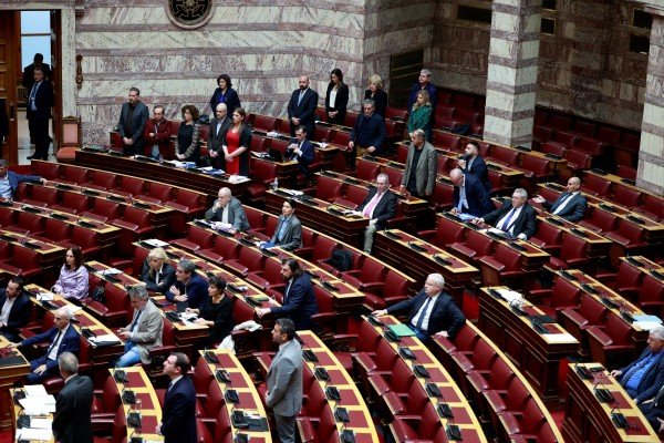 Καθισμένοι έμειναν οι βουλευτές του ΣΥΡΙΖΑ