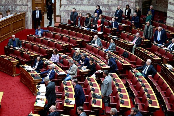 Σηκώθηκαν κάποιοι βουλευτές ΠΑΣΟΚ που ήταν παρόντες -Καθισμένοι παρέμειναν οι βουλευτές της ΝΔ