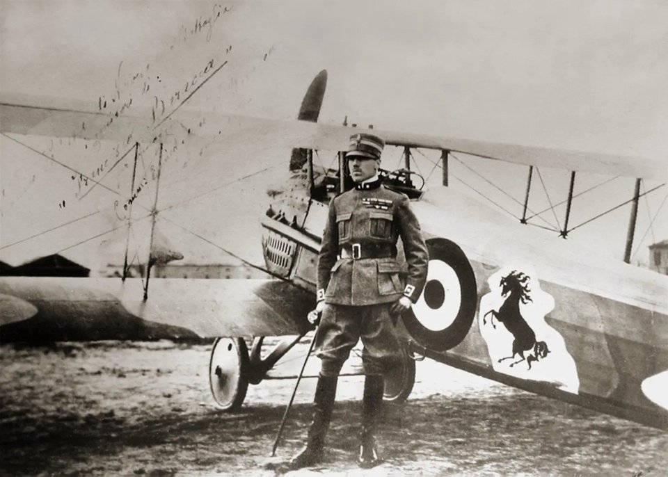 Ο Francesco Baracca, πιλότος μαχητικών της Ιταλίας, ποζάρει δίπλα στο μαχητικό αεροπλάνο SPAF S.XIII. Το άλογο στο αεροπλάνο του ενέπνευσε το διακριτικό που έγινε συνώνυμο της Ferrari.