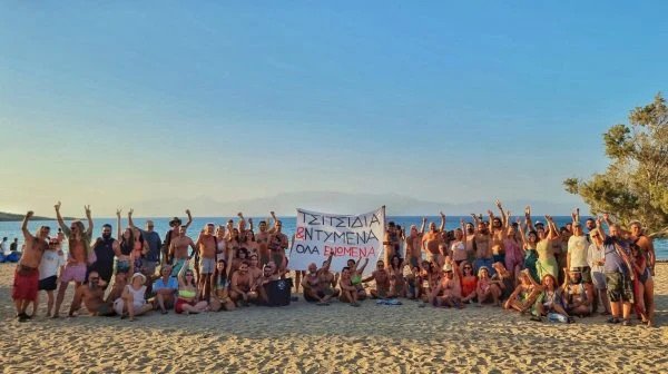Κόντρα στην απαγόρευση οι γυμνιστές με σύνθημα: «Τσιτσίδια και ντυμένα, όλα ενωμένα»
