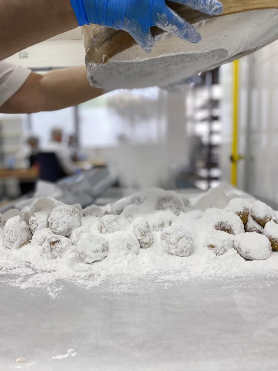 Για το πασπάλισμα της άχνης χρησιμοποιείται ξύλινη παραδοσιακή κρησάρα / Φωτογραφία: Μάνος Λειβαδάρος/iefimerida