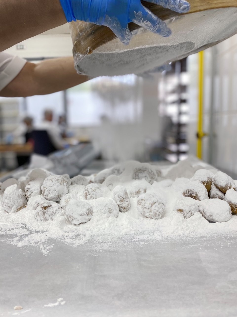 Για το πασπάλισμα της άχνης χρησιμοποιείται ξύλινη παραδοσιακή κρησάρα / Φωτογραφία: Μάνος Λειβαδάρος/iefimerida