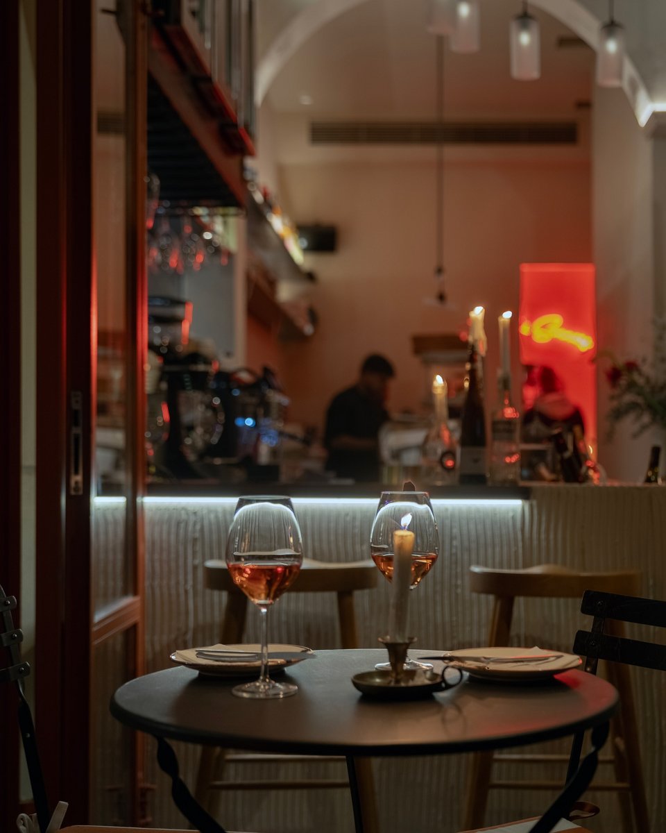 Η spritzeria Glug Glug στην Πλατεία Καρύτση / Φωτογραφία: glug_glug_athens/Instagram
