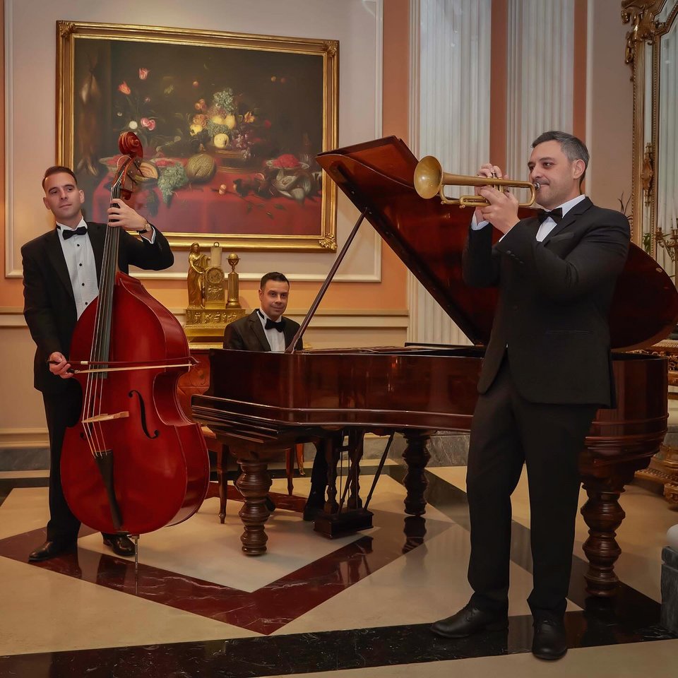 Γιορτινή ατμόσφαιρα με ορχήστρα και live μουσική στη Μεγάλη Βρετανία / Φωτογραφία: hotelgrandebretagne/Instagram