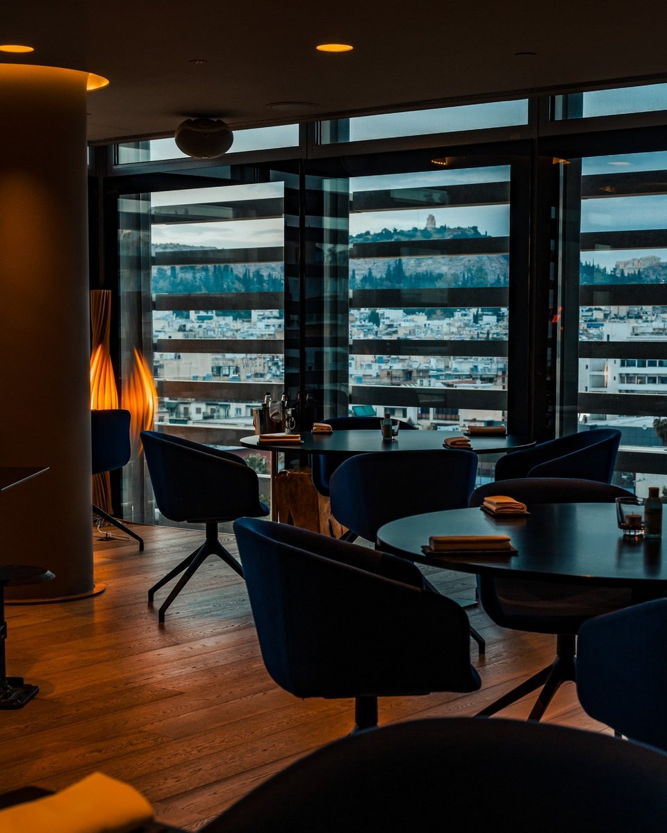 Το εστιατόριο Hytra στους δύο τελευταίους ορόφους της Στέγης εχει εκτός από συγκλονιστικό φαγητό και απίστευτη θέα! / Φωτογραφία: hytra_restaurant/Instagram