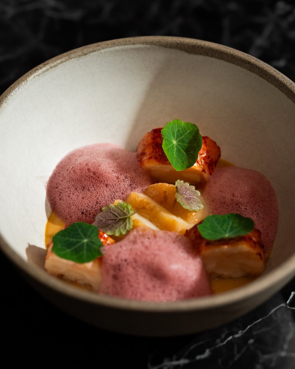 Ο ταλαντούχος σεφ Γιώργος Φελεμέγκας συνδυάζει την ευρωπαϊκή κουζίνα υψηλών αξιώσεων με τις ελληνικές παραδόσεις / Φωτογραφία: hytra_restaurant/Instagram