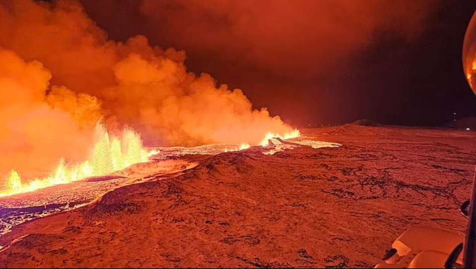 Καθηλωτικές εικόνες από την Ισλανδία, εκρήγνυται το ηφαίστειο