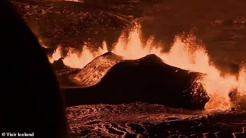 Καθηλωτικές εικόνες από την Ισλανδία, εκρήγνυται το ηφαίστειο -Πορτοκαλί  ορίζοντας, φωτιά στον ουρανό - iefimerida.gr