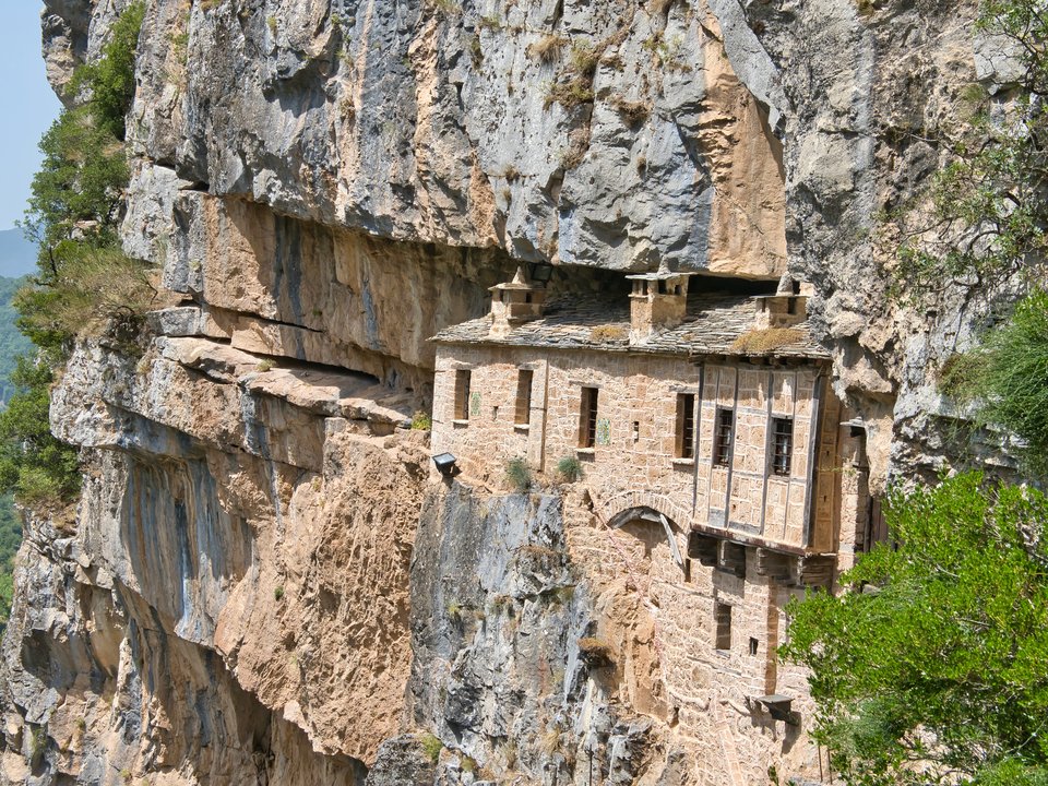 Μονή σκαρφαλωμένη μέσα στα βράχια