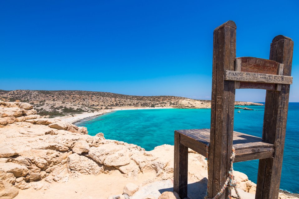 Η τροπική παραλία της Τρυπητής στο νοτιότερο σημείο της Γαύδου και της Ευρώπης επίσης, με την περίφημη γιγάντια ξύλινη καρέκλα