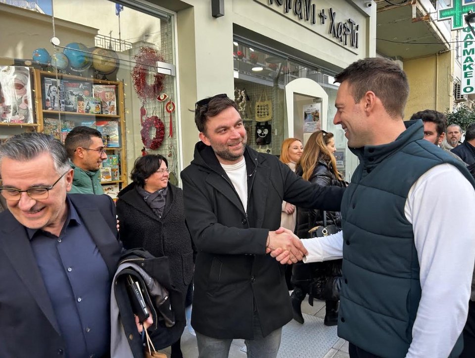 Αριστερά διακρίνεται ο δημοσιογράφος Γιώργος Κουβαράς στον οποίο ο Στέφανος Κασσελάκης παραχώρησε συνέντευξη από το Αγρίνιο