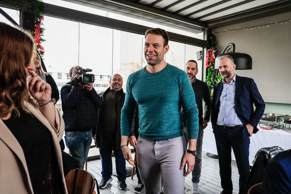 Για καφέ και κρασί με τους δημοσιογράφους ο Κασσελάκης -Μαζί και η Φάρλι με σκουφάκι Αγιου Βασίλη