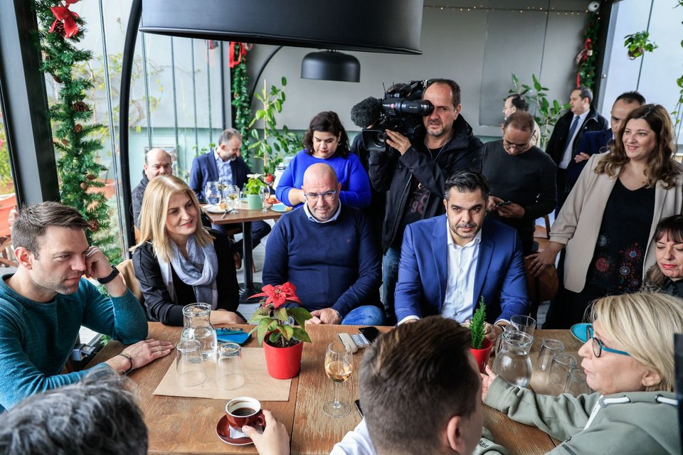 Για καφέ και κρασί με τους δημοσιογράφους ο Κασσελάκης -Μαζί και η Φάρλι με σκουφάκι Αγιου Βασίλη