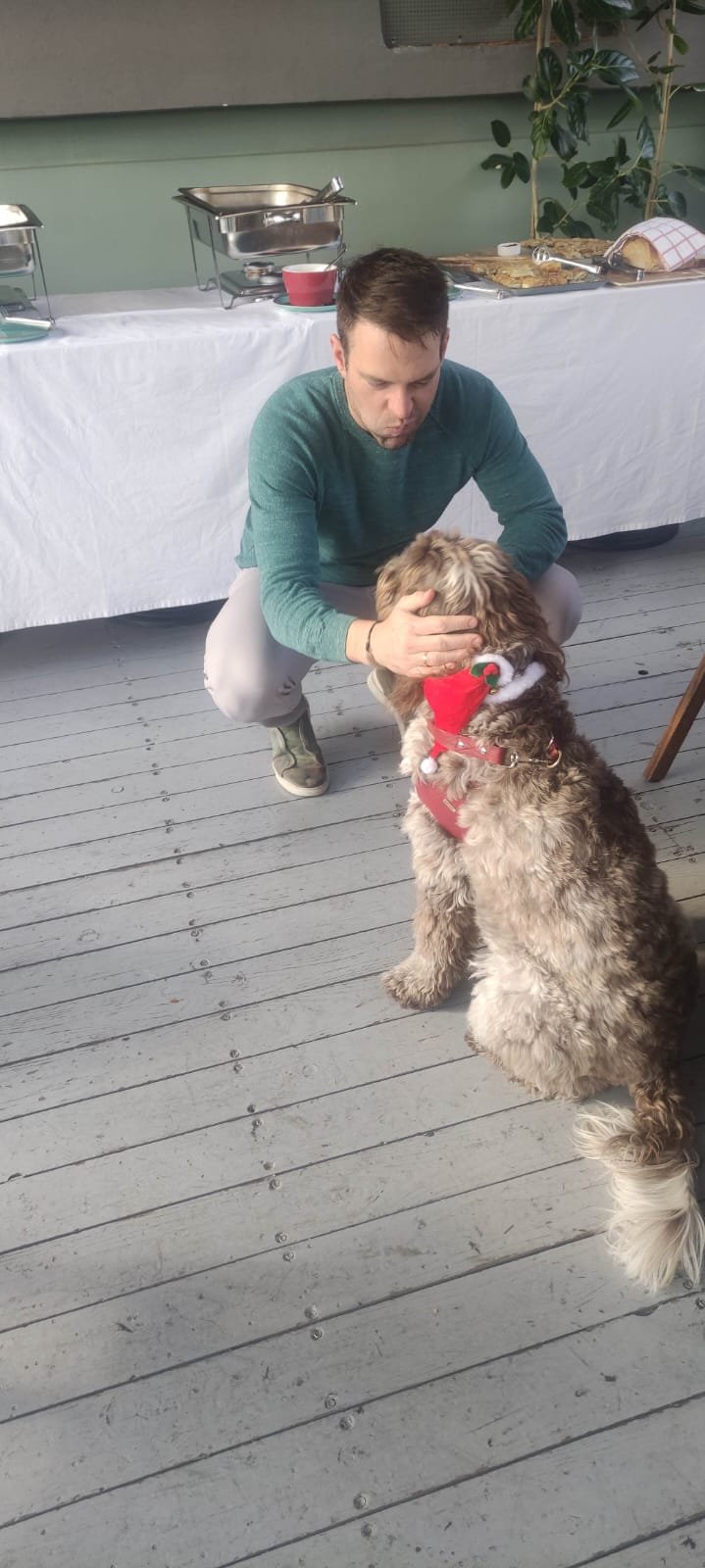 Για καφέ και κρασί με τους δημοσιογράφους ο Κασσελάκης -Μαζί και η Φάρλι με σκουφάκι Αγιου Βασίλη [εικόνες]