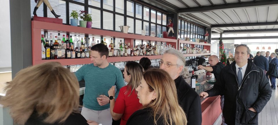 Για καφέ και κρασί με τους δημοσιογράφους ο Κασσελάκης -Μαζί και η Φάρλι με σκουφάκι Αγιου Βασίλη [εικόνες]