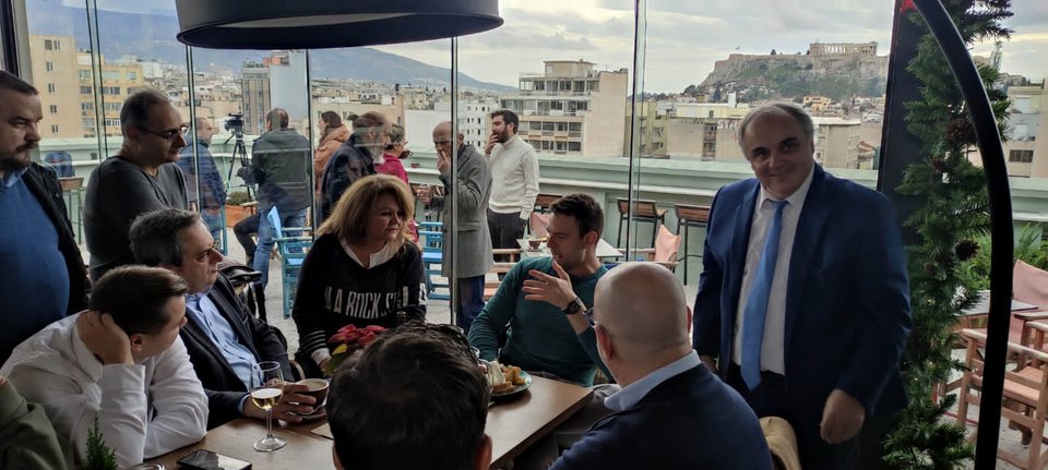 Για καφέ και κρασί με τους δημοσιογράφους ο Κασσελάκης -Μαζί και η Φάρλι με σκουφάκι Αγιου Βασίλη [εικόνες]