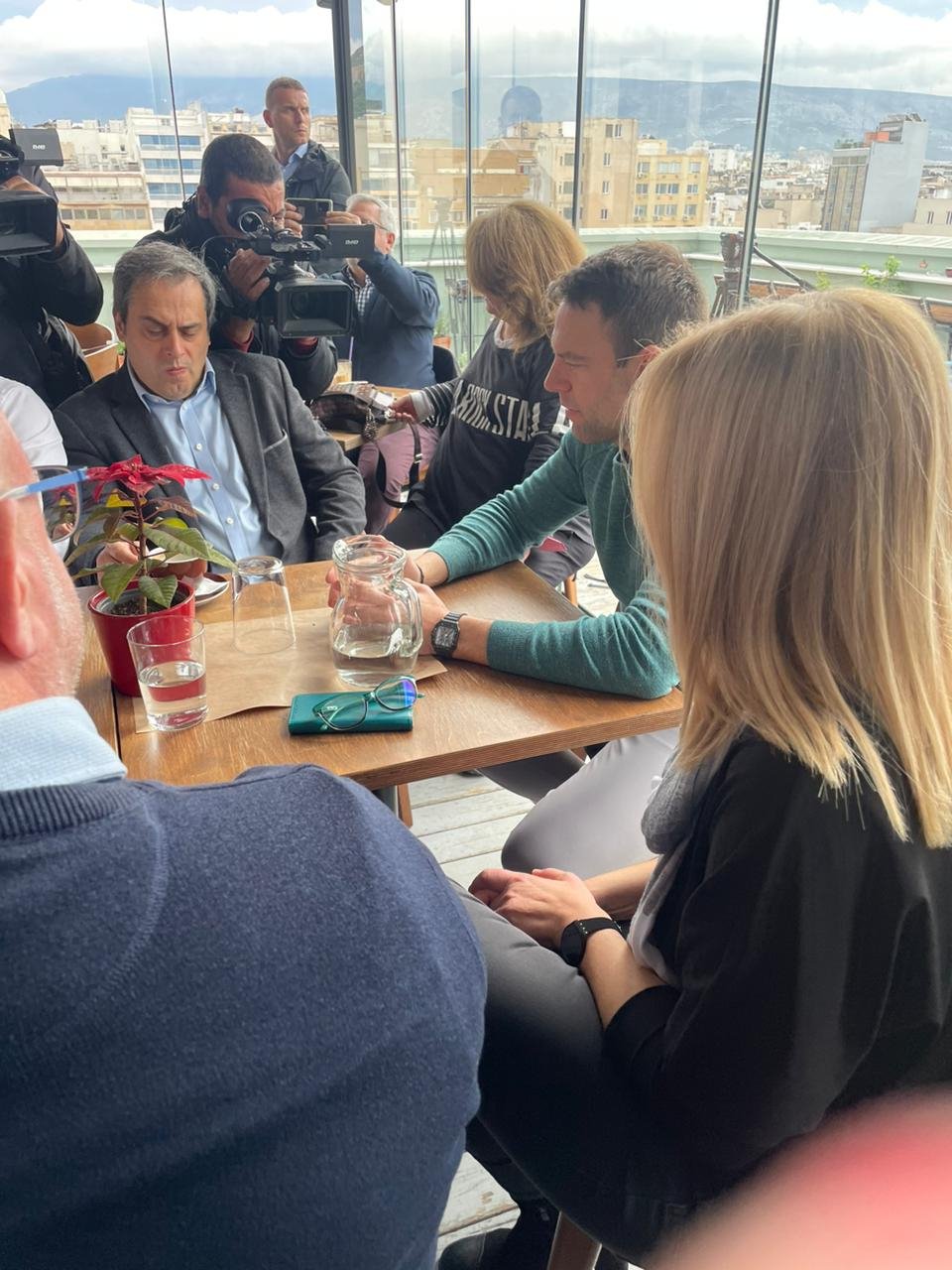 Για καφέ και κρασί με τους δημοσιογράφους ο Κασσελάκης -Μαζί και η Φάρλι με σκουφάκι Αγιου Βασίλη [εικόνες]
