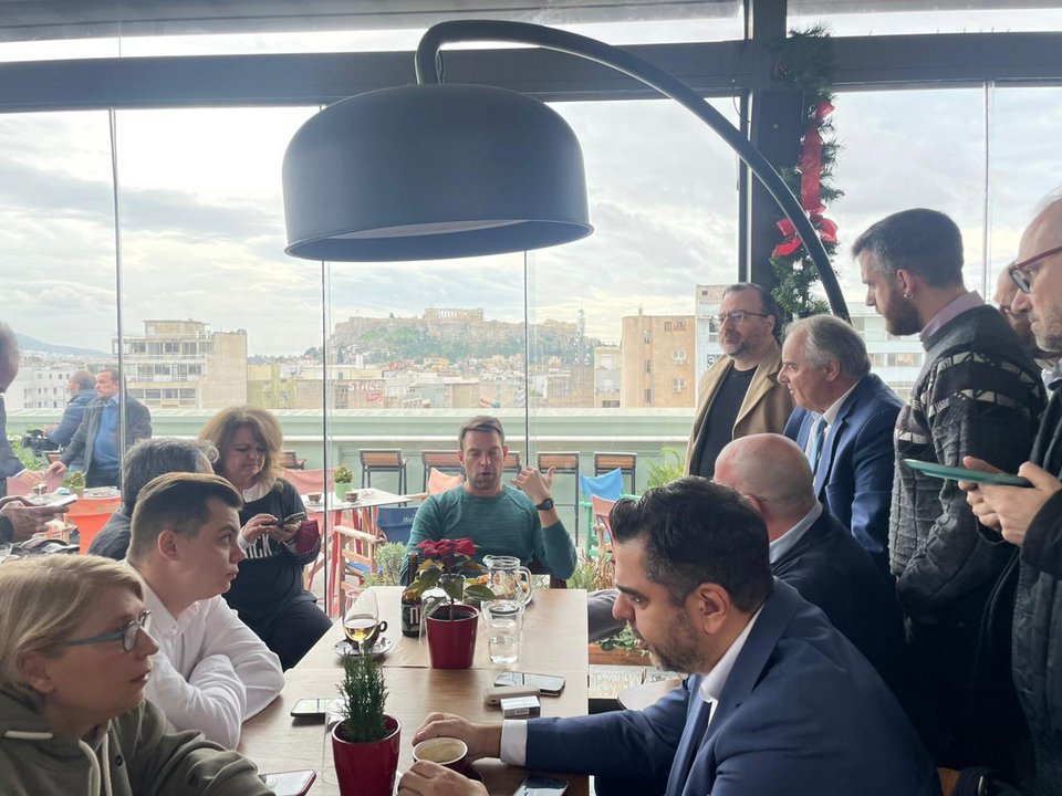 Για καφέ και κρασί με τους δημοσιογράφους ο Κασσελάκης -Μαζί και η Φάρλι με σκουφάκι Αγιου Βασίλη [εικόνες]