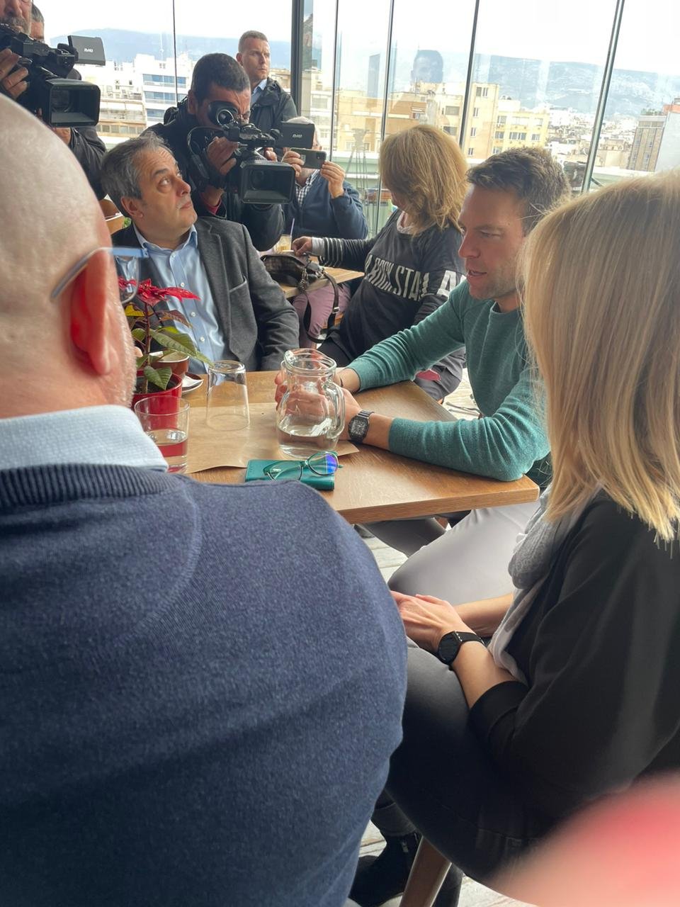 Για καφέ και κρασί με τους δημοσιογράφους ο Κασσελάκης -Μαζί και η Φάρλι με σκουφάκι Αγιου Βασίλη [εικόνες]