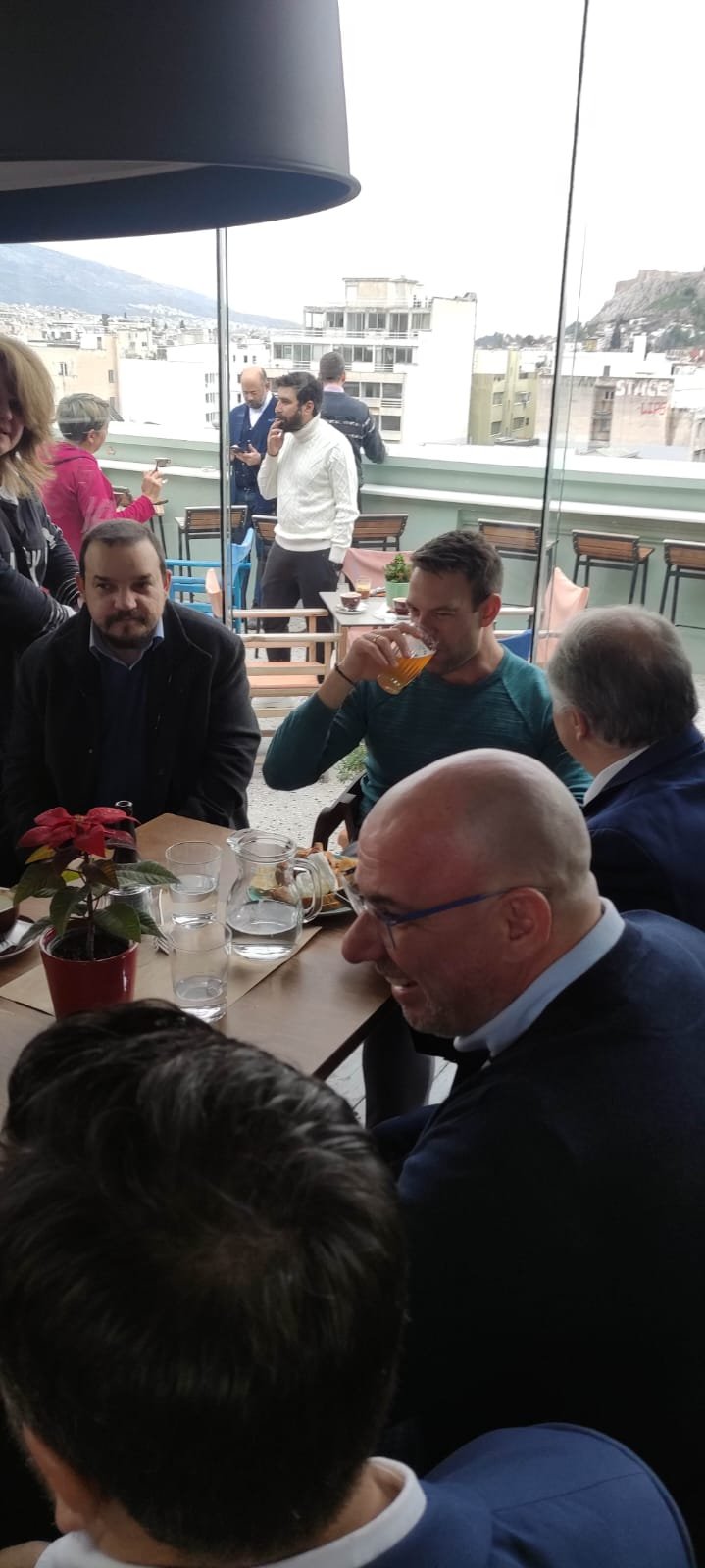 Για καφέ και κρασί με τους δημοσιογράφους ο Κασσελάκης -Μαζί και η Φάρλι με σκουφάκι Αγιου Βασίλη [εικόνες]